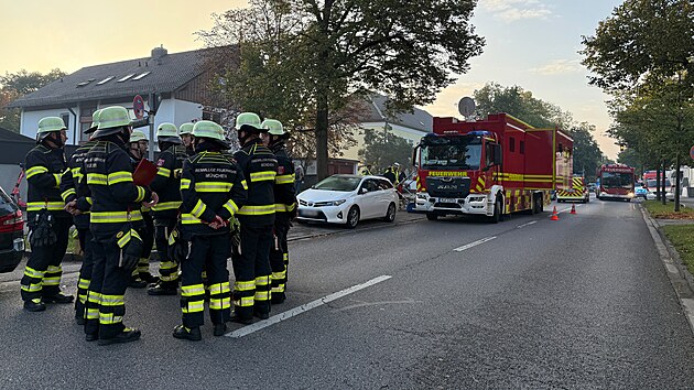 Rozs�hl� policejn� akce se uskute�nila od �asn�ch rann�ch hodin v severn� ��sti Mnichova. Zasahovali i z�chran��i a hasi�i. (1. ��jna 2025)