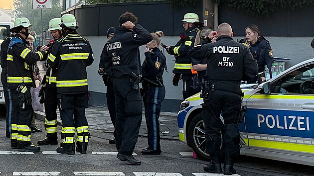 Rozs�hl� policejn� akce se uskute�nila od �asn�ch rann�ch hodin v severn� ��sti Mnichova. Zasahovali i z�chran��i a hasi�i. (1. ��jna 2025)
