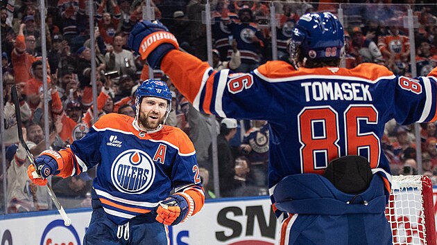 Leon Draisaitl (29) a David Tomá�ek (86) slaví gól Edmonton Oilers.