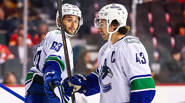 Max Sasson (63) a Quinn Hughes (43) slav gl Vancouver Canucks.