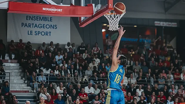 Pauline Astierová z USK Praha zakončuje v zápase o evropský Superpohár.