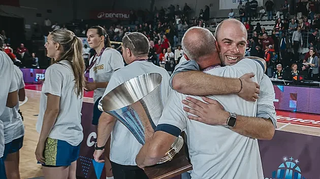 Martin Bašta slaví svůj první trenérský úspěch, v náručí manažera Marka Kučery...