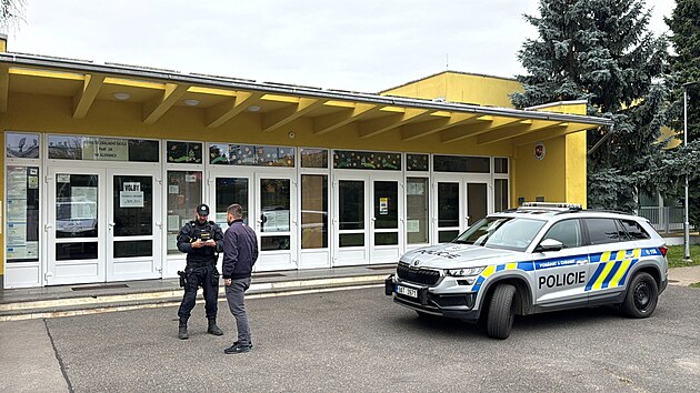 Trag�die u voleb: Mu� ve �kole odhlasoval, a pak z p�t�ho patra vysko�il z okna.