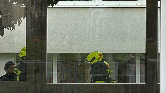 Trag�die u voleb: Mu� ve �kole odhlasoval, a pak z p�t�ho patra vysko�il z okna.