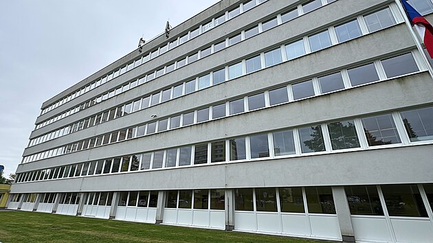 Trag�die u voleb: Mu� ve �kole odhlasoval, a pak z p�t�ho patra vysko�il z okna.