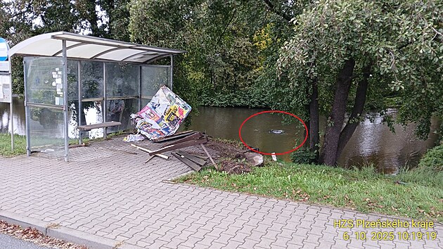 Star�í �idi� projel kolem autobusové zastávky a skon�il s autem v rybníce....