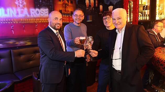 Volebn spch. Hejtman a poslanec Kamal Farhan (vpravo) a primtor Plzn Roman Zarzyck (vlevo), oba z ANO, slav. Preferenn hlasy je vystelily z poslednch mst na kandidtce a nahoru. (4. jna 2025)