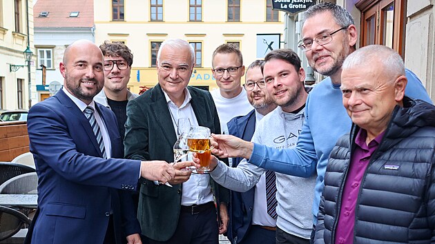 Volebn spch. Hejtman a poslanec Kamal Farhan a primtor Plzn Roman Zarzyck, oba z ANO, slav. Preferenn hlasy je vystelily z poslednch mst na kandidtce a nahoru. (4. jna 2025)