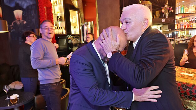 Volebn spch. Hejtman a poslanec Kamal Farhan (vpravo) a primtor Plzn Roman Zarzyck (vlevo), oba z ANO, slav. Preferenn hlasy je vystelily z poslednch mst na kandidtce a nahoru. (4. jna 2025)