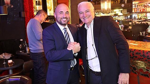 Volebn spch. Hejtman a poslanec Kamal Farhan (vpravo) a primtor Plzn Roman Zarzyck (vlevo), oba z ANO, slav. Preferenn hlasy je vystelily z poslednch mst na kandidtce a nahoru. (4. jna 2025)