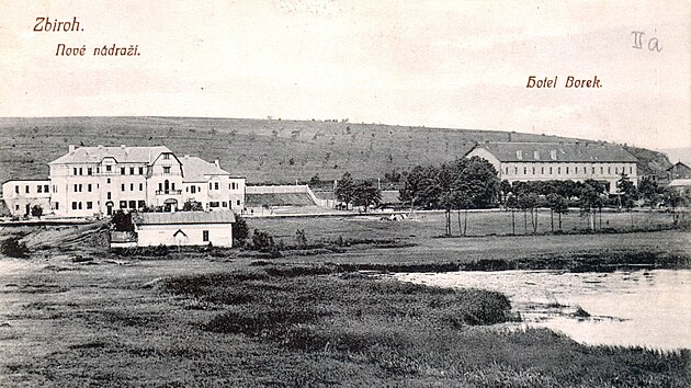 Nov ndra ve Zbirohu (vlevo) a hotel Borek (vpravo), kter slouil jako provizorn stanin budova, na dobov pohlednici. V tchto mstech se mla Strousbergova eleznice napojovat na eskou zpadn drhu. GPS: 49.8325833N, 13.7853006E