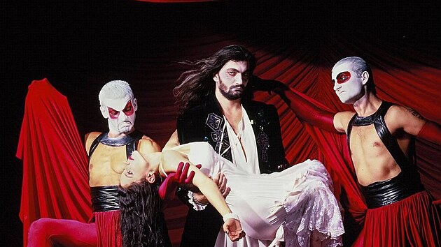 Daniel H�lka a Lucie B�l� v muzik�lu Dracula (1995)