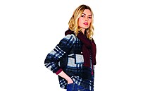 Károvanou bundu v sytých odstínech nech oceánov modré lehce sladíte s edými...