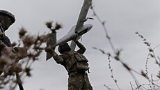 Ukrajinský voják v Charkovské oblasti vypou�tí rozv�dný dron Avenger. (24. zá�í...