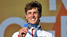 Kajaká Jakub Krejí pyn ukazuje stíbrnou medaili z MS.