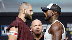 JI�í Procházka (vlevo) a Khalil Rountree Jr.,se hledí do �í. V pozadí se usmívá...