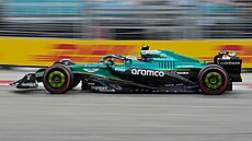 Fernando Alonso ze stáje Aston Martin p�i tréninku na Velkoucenu Singapuru.