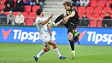 Souboj v utkání Pardubice vs. Ostrava.