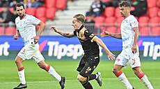 Ostravský záloník David Planka mezi pardubickou dvojicí Jan ezníek (vlevo) a...