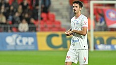 Pardubický stoper David �imek poté, co dostal �ervenou kartu.