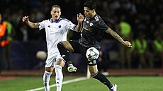 Robert,(vlevo) z Kodan� a Matheus Silva z Karabachu v souboji o mí�.