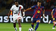 Ferran Torres (vpravo) z Barcelony a Willian Pacho z PSG.