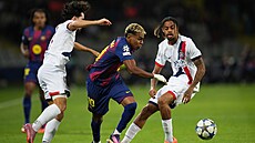 Lamine Yamal z Barcelony mezi dvojicí Vitinha (vlevo) a Bradley Barcola z PSG.