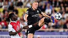 Erling Haaland (vpravo) z Manchesteru City dává gól.