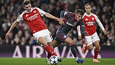 Viktor  Gyökeres z Arsenalu se sna�í udr�et mí� v souboji s Costinhou z...