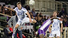 Ve výskoku je olomoucký Mat�j Mikulenka, vpravo se kr�í Dodo z Fiorentiny.