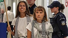 védská aktivistka Greta Thunbergová piletla po deportaci z Izraele do Athén....