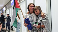 védská aktivistka Greta Thunbergová piletla po deportaci z Izraele do Athén....