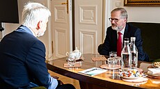 Prezident Petr Pavel (vlevo) konzultuje na Hrad s premiérem Petrem Fialou...