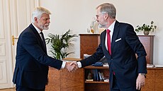 Prezident Petr Pavel (vlevo) probíral na Hrad s premiérem Petrem Fialou...