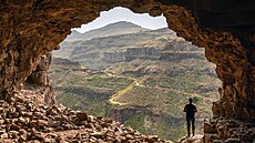 V jeskyních vytesaných do sopeného tufu dív ostrované ili a pohbívali...