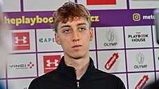 �eský rychlobrusla� Metod�j Jílek na tiskové konferenci.