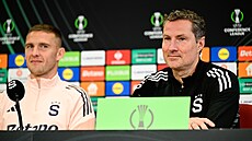 Spar�anský trenér Brian Priske (vpravo) a Pavel Kade�ábek na tiskové konferenci...