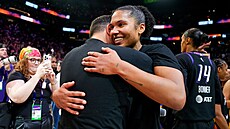 Alyssa Thomasová z Phoenix Mercury slaví vítzství ve tvrtém zápase...