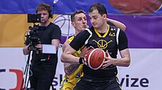 Jan Karlovský z Písku drí na zádech Ladislava Pecku ze Slunety Ústí nad Labem.