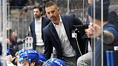 Sportovní editel Rytí Tomá Plekanec na lavice Kladna bhem utkání se...