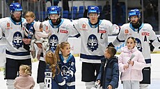 Kladentí hokejisté dkují fanoukm, tetí zleva Miroslav Forman.
