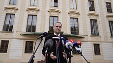 Zdenk Hib (Piráti) odchází z Hradu po povolební schzce s Petrem Pavlem. (6....