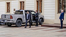 Na Pra�ský hrad dorazil Petr Macinka (Motoristé) na povolební sch�zku s...