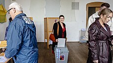 Jana Maláová (SOCDEM) dorazila k volební urn, aby odevzdala svj hlas v...