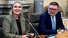 Poprvé po sn�movních volbách se se�la vláda. Na snímku ministryn� obrany Jana...