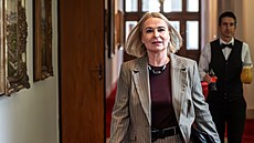 Poprvé po sn�movních volbách se se�la vláda. Na snímku ministryn� obrany Jana...