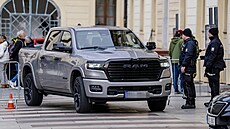 Vz, kterým pijel Petr Macinka (Motoristé) na  jednání s prezidentem Petrem...