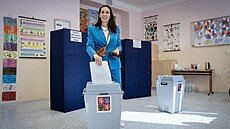 Markéta Pekarová Adamová ve volební místnosti. (3. �íjna 2025)