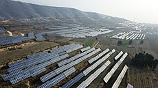 Instalace solárních panel v okrese Ruicheng v provincii Shanxi ve stední ín.