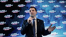 éf Motorist Petr Macinka eká na výsledky parlamentních voleb v Martinickém...